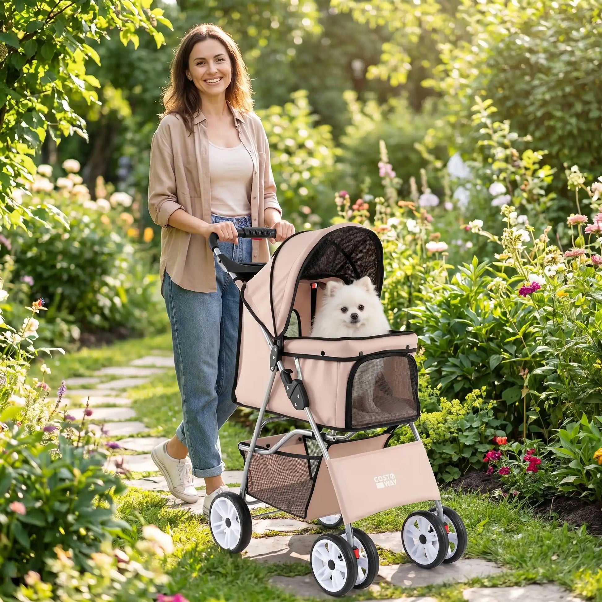 femme promenant chiot dans poussette pour chien