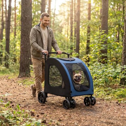 homme promenant chiot dans jolie poussette pour chien bleue